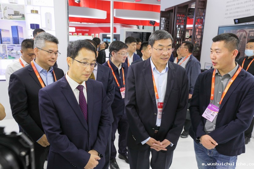 江苏省委常委、常务副省长马欣，苏州市委副书记、市长吴庆文参观伟德竞彩网App展区