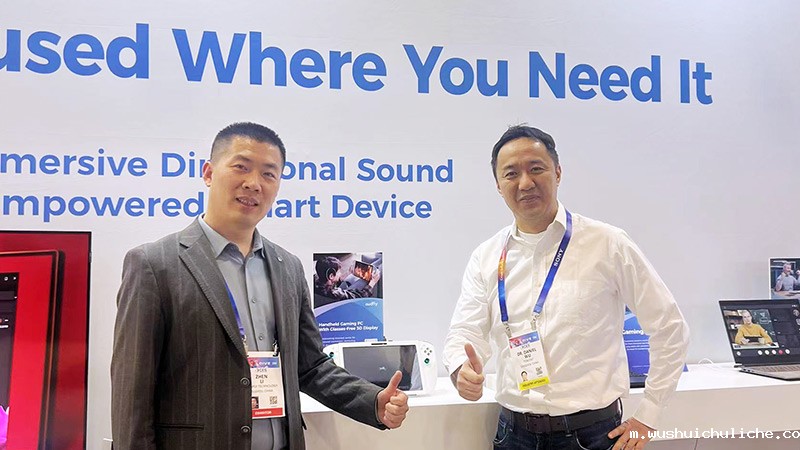 腾讯游戏新互动手机版伟德1946总经理吴丹&伟德竞彩网App董事长栗振合影