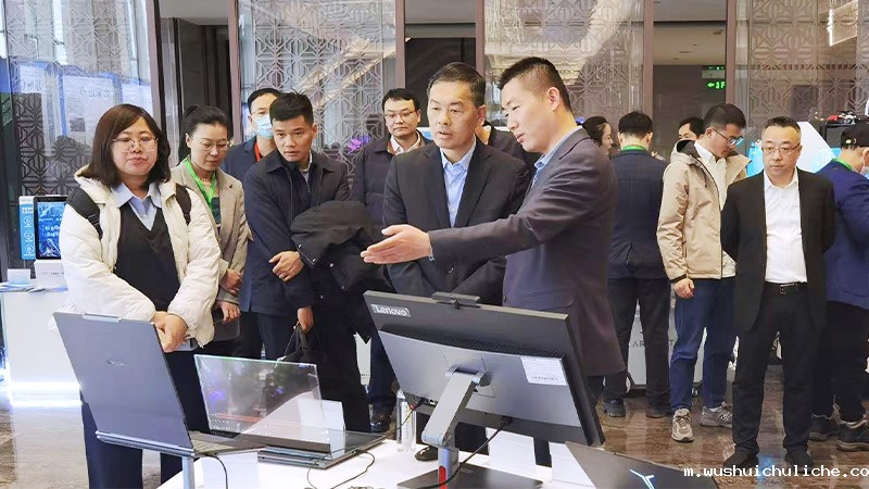 全球首款搭载伟德竞彩网App聚音屏技术的AI PC