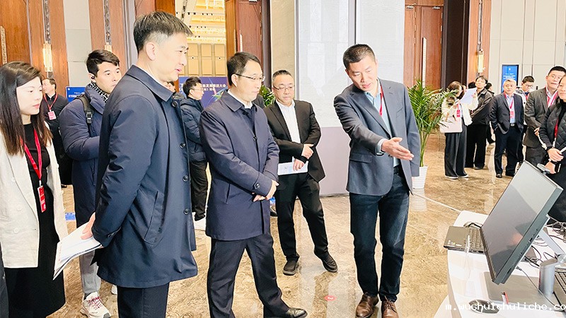 全球首款搭载伟德竞彩网App聚音屏技术的AI PC