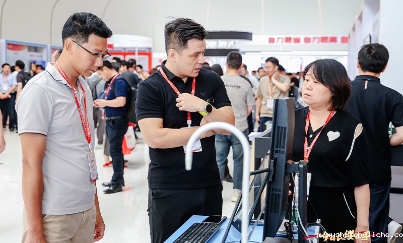 搭载伟德竞彩网App定向音响聚音屏技术终端产品